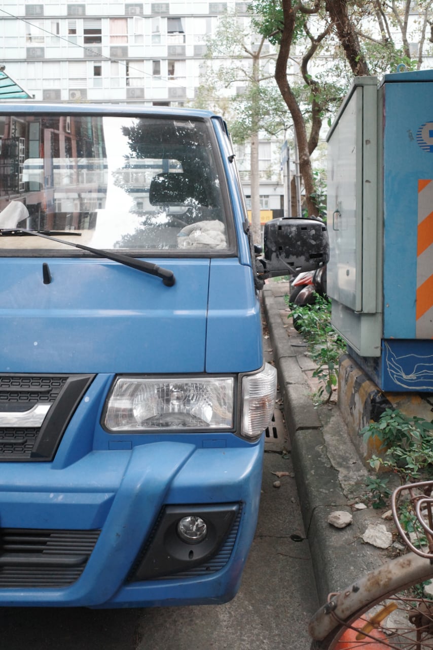 Driver side front view of a classic blue Delica truck