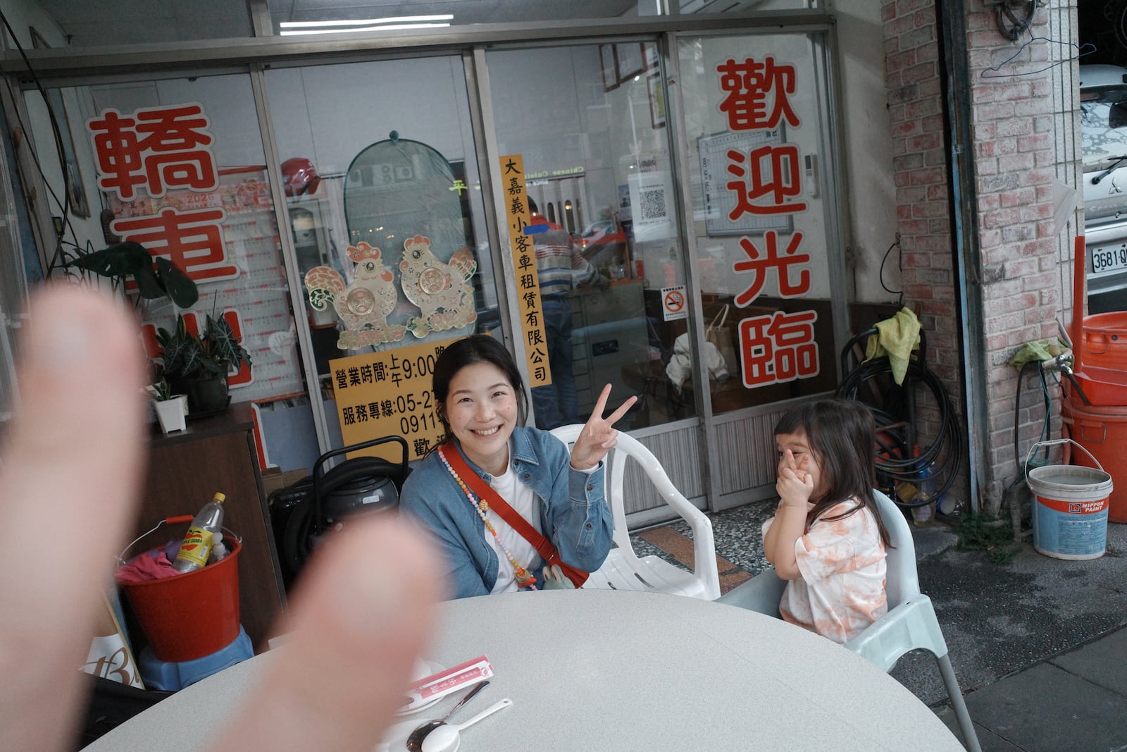 A young woman and her daughter at a restaurant table