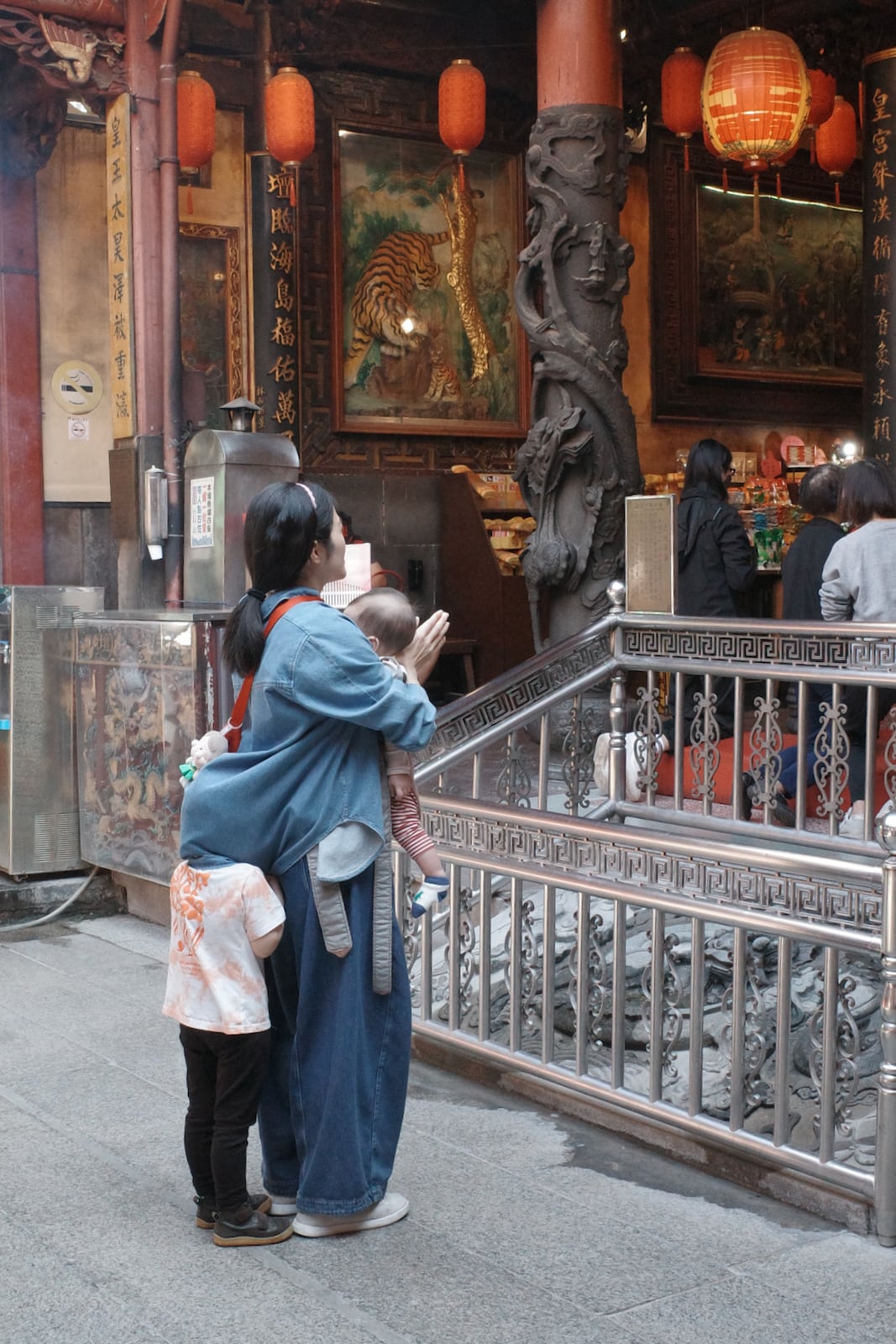 Family prayer at Tiantan Tiangong temple